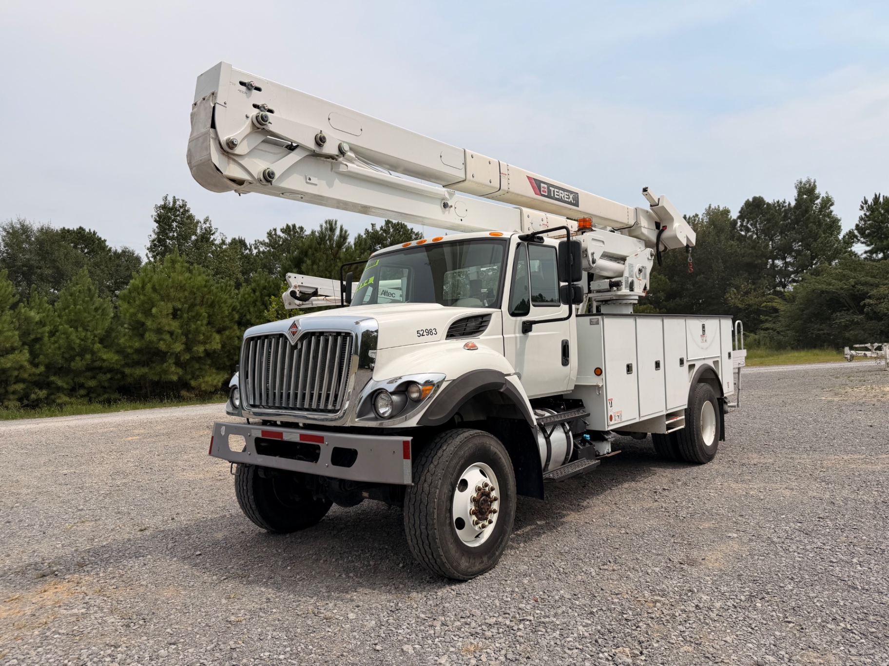 2019 International 7300 Terex bucket truck — IMG_3059.jpeg
