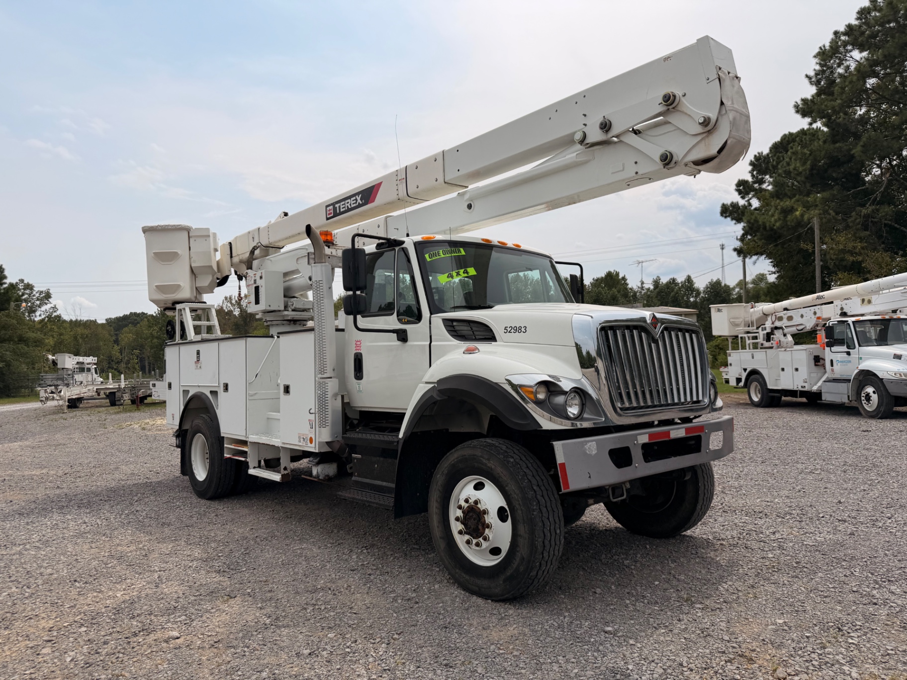 2019 International 7300 Terex bucket truck — IMG_3063.jpeg