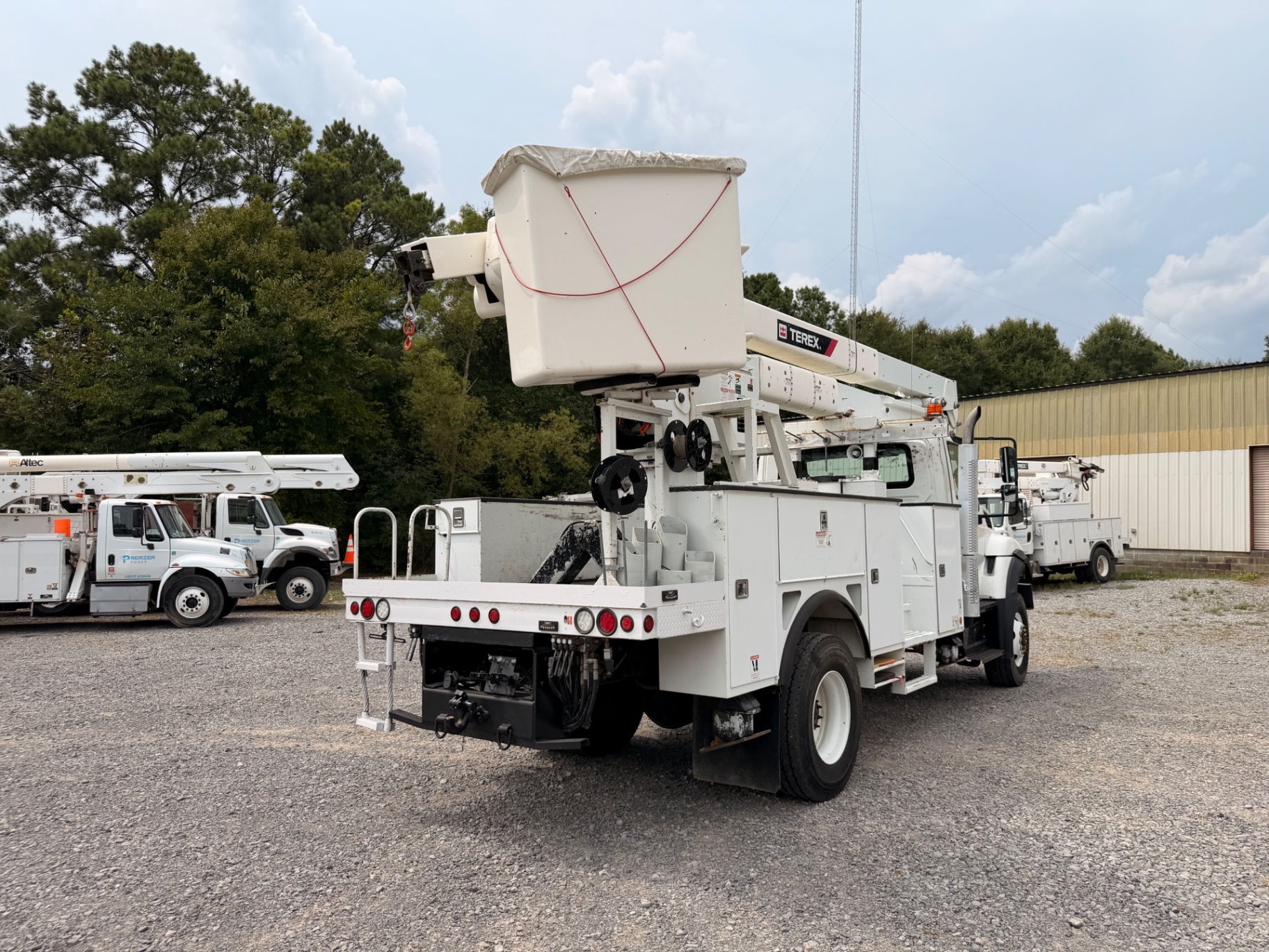 2019 International 7300 Terex bucket truck — IMG_3065.jpeg