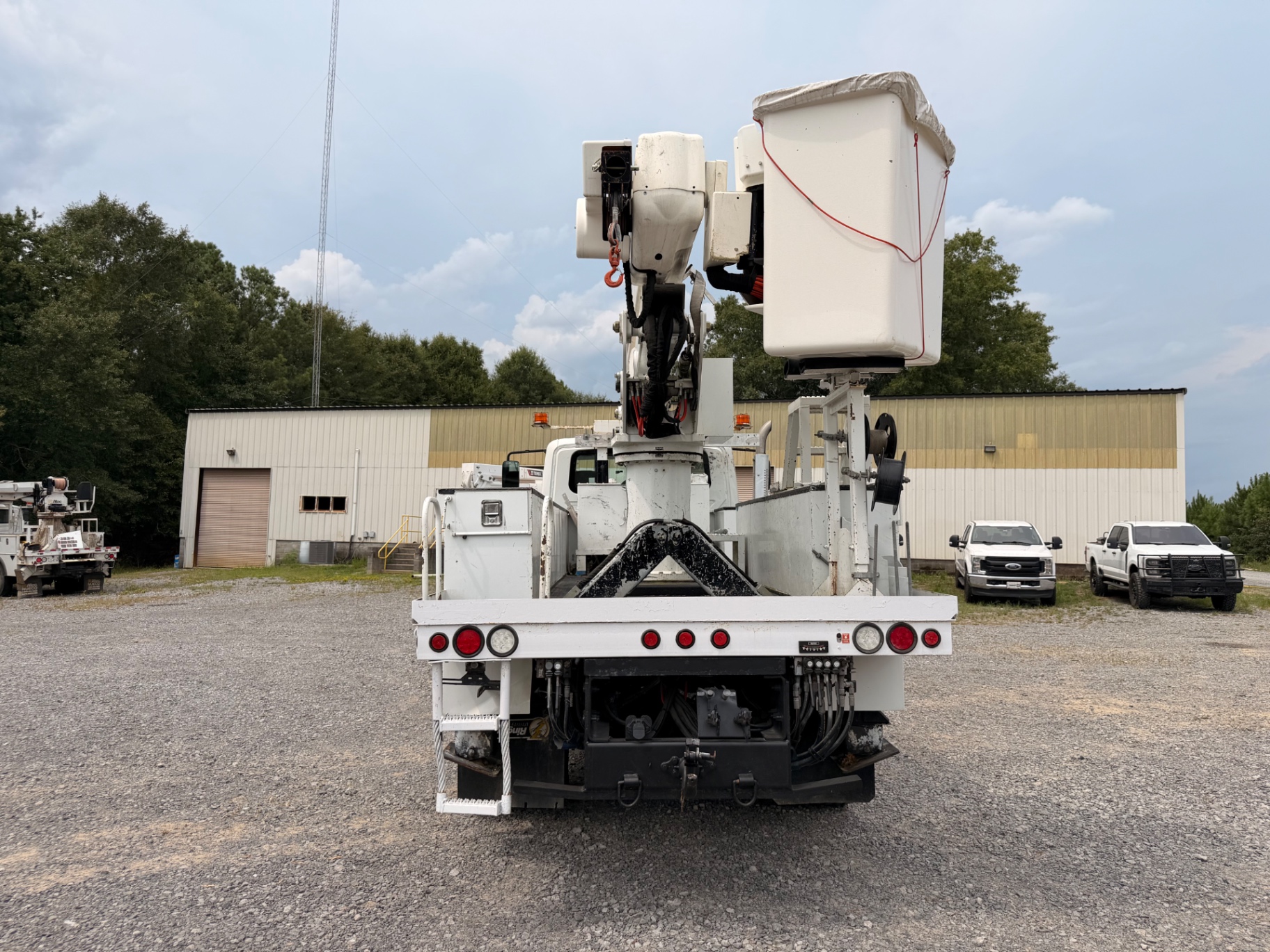2019 International 7300 Terex bucket truck — IMG_3066.jpeg