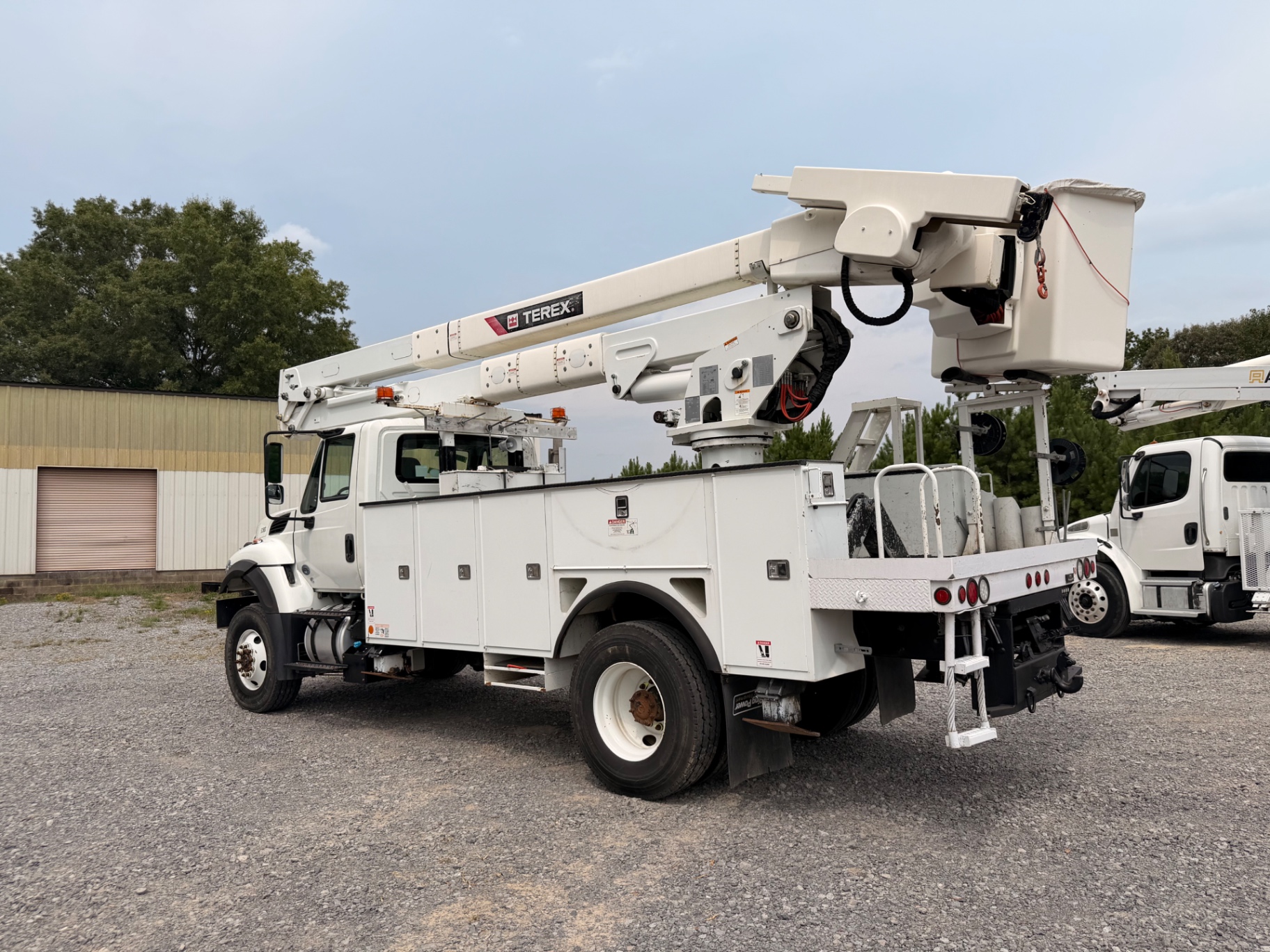 2019 International 7300 Terex bucket truck — IMG_3067.jpeg