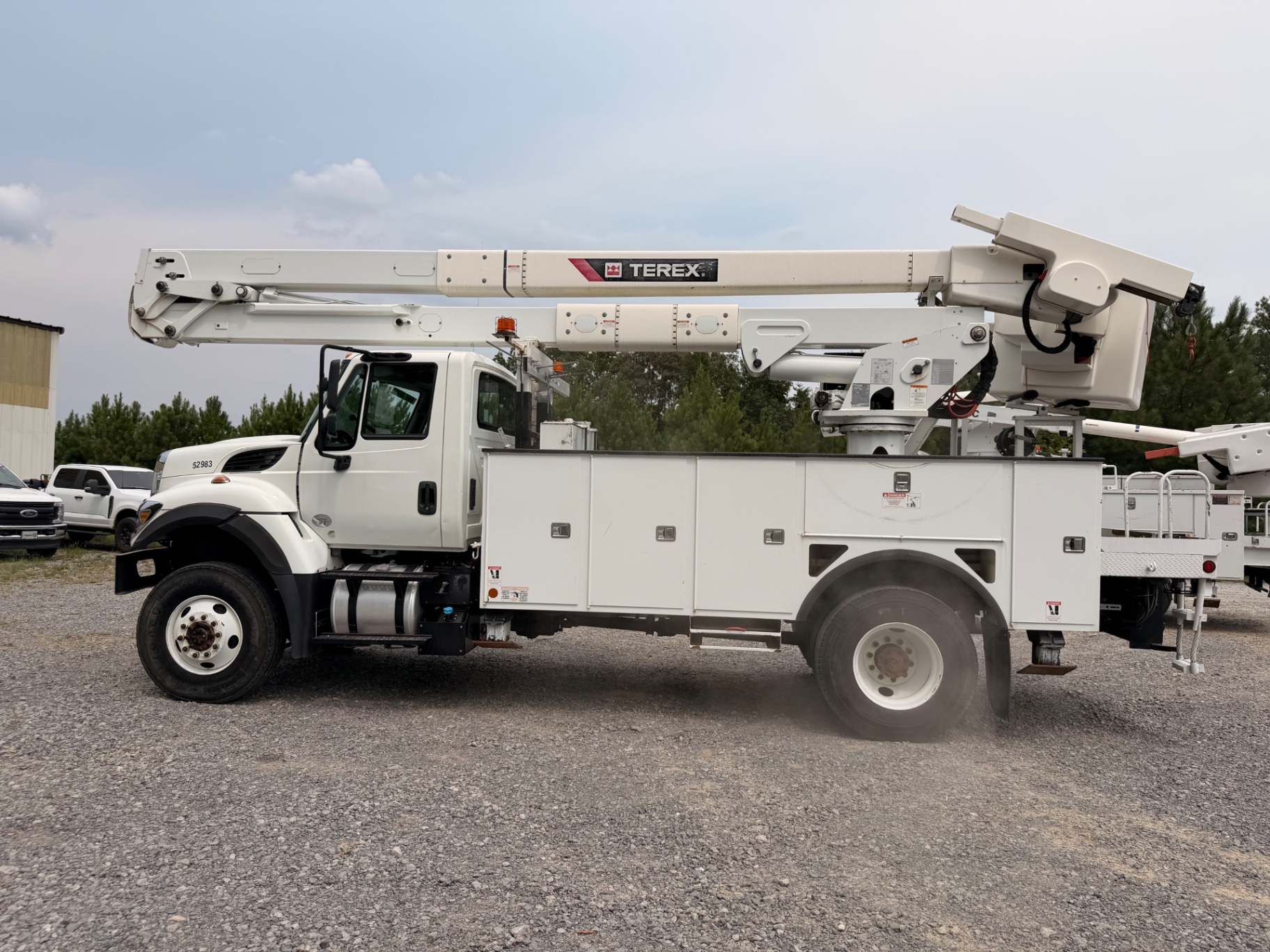 2019 International 7300 Terex bucket truck — IMG_3068.jpeg