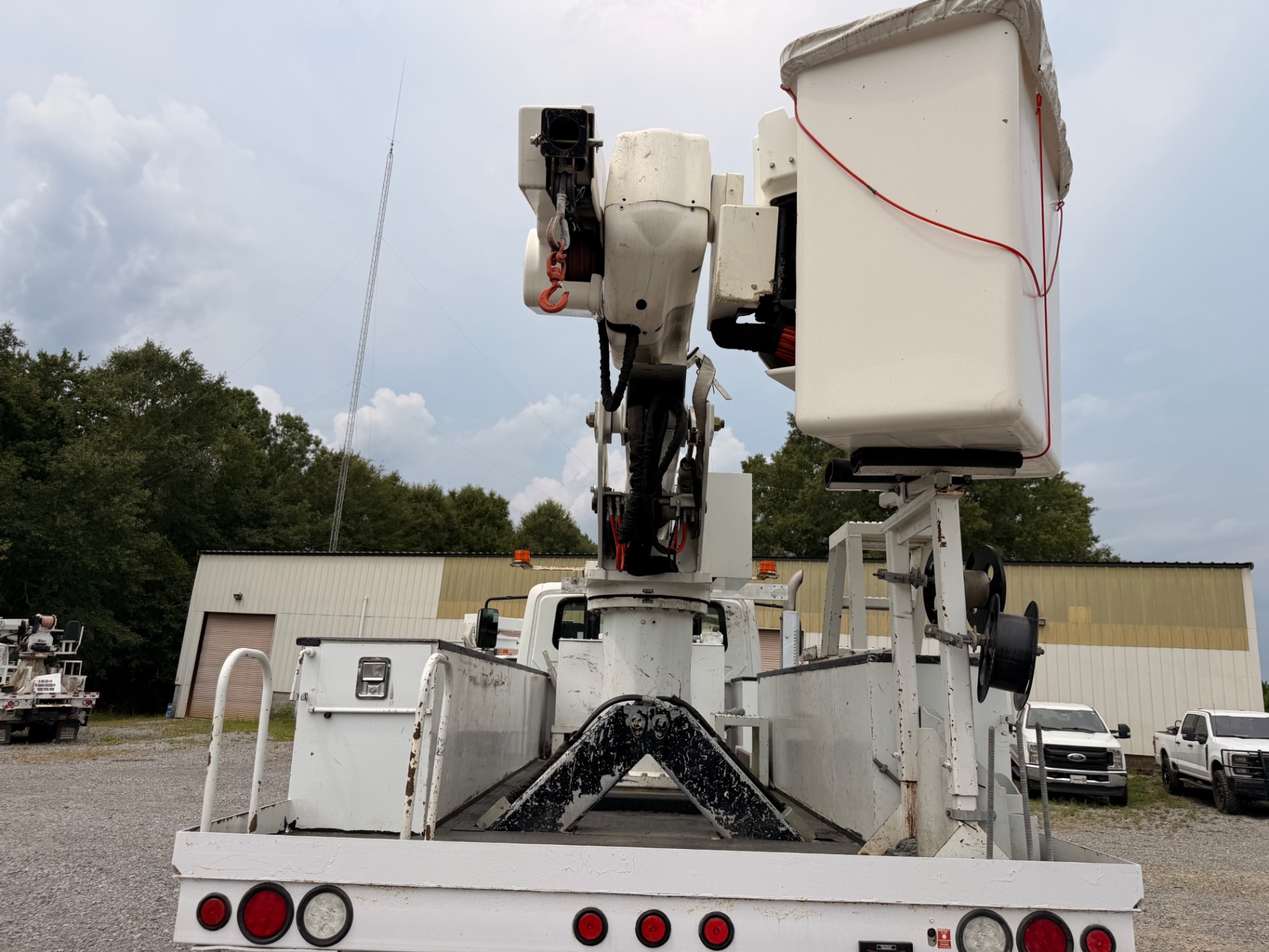 2019 International 7300 Terex bucket truck — IMG_3072.jpeg