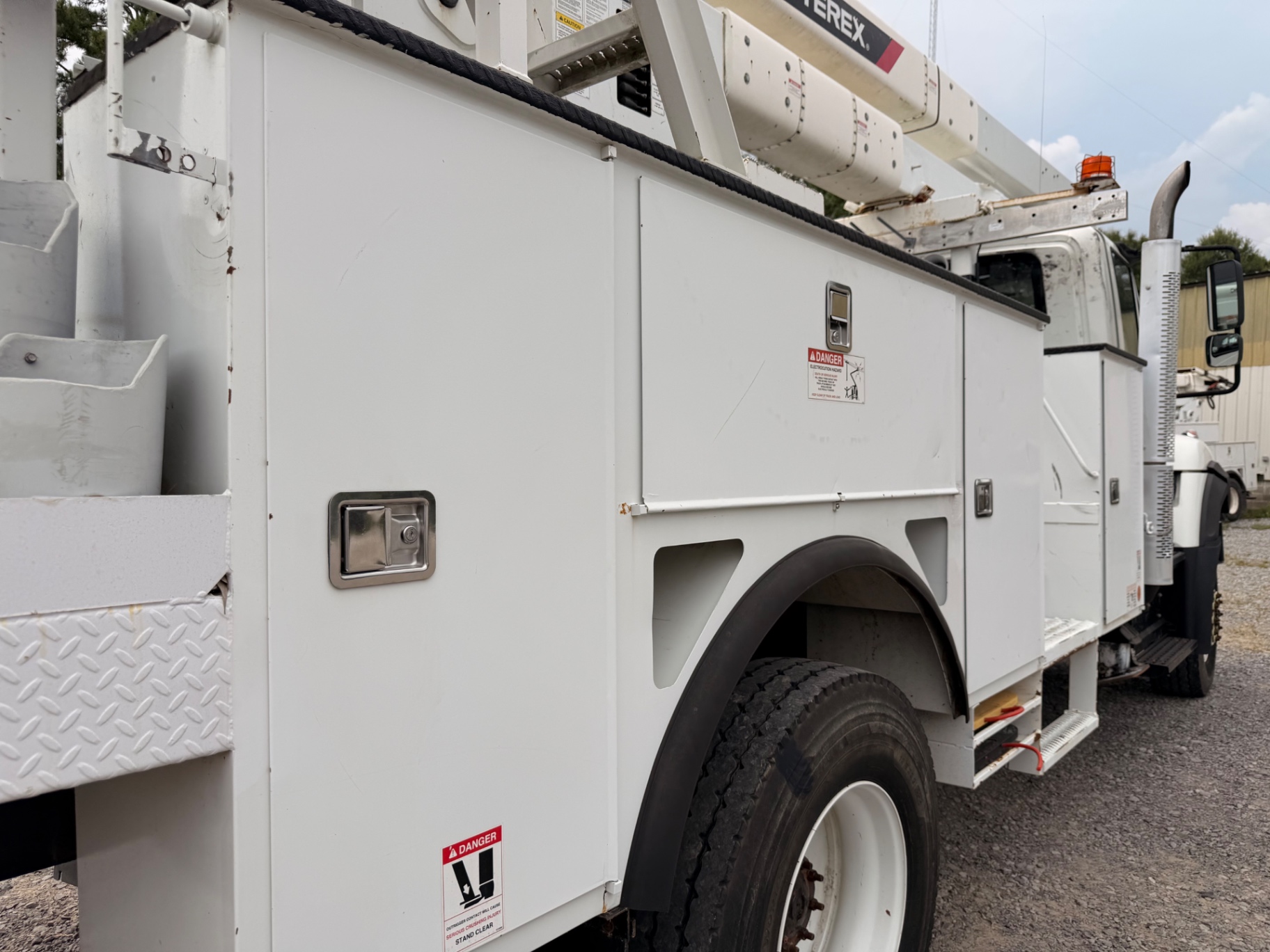 2019 International 7300 Terex bucket truck — IMG_3073.jpeg