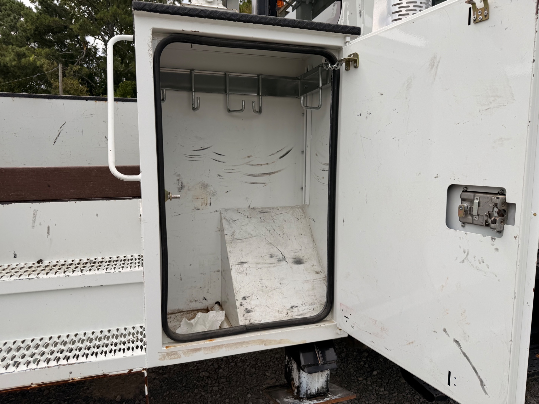 2019 International 7300 Terex bucket truck — IMG_3078.jpeg