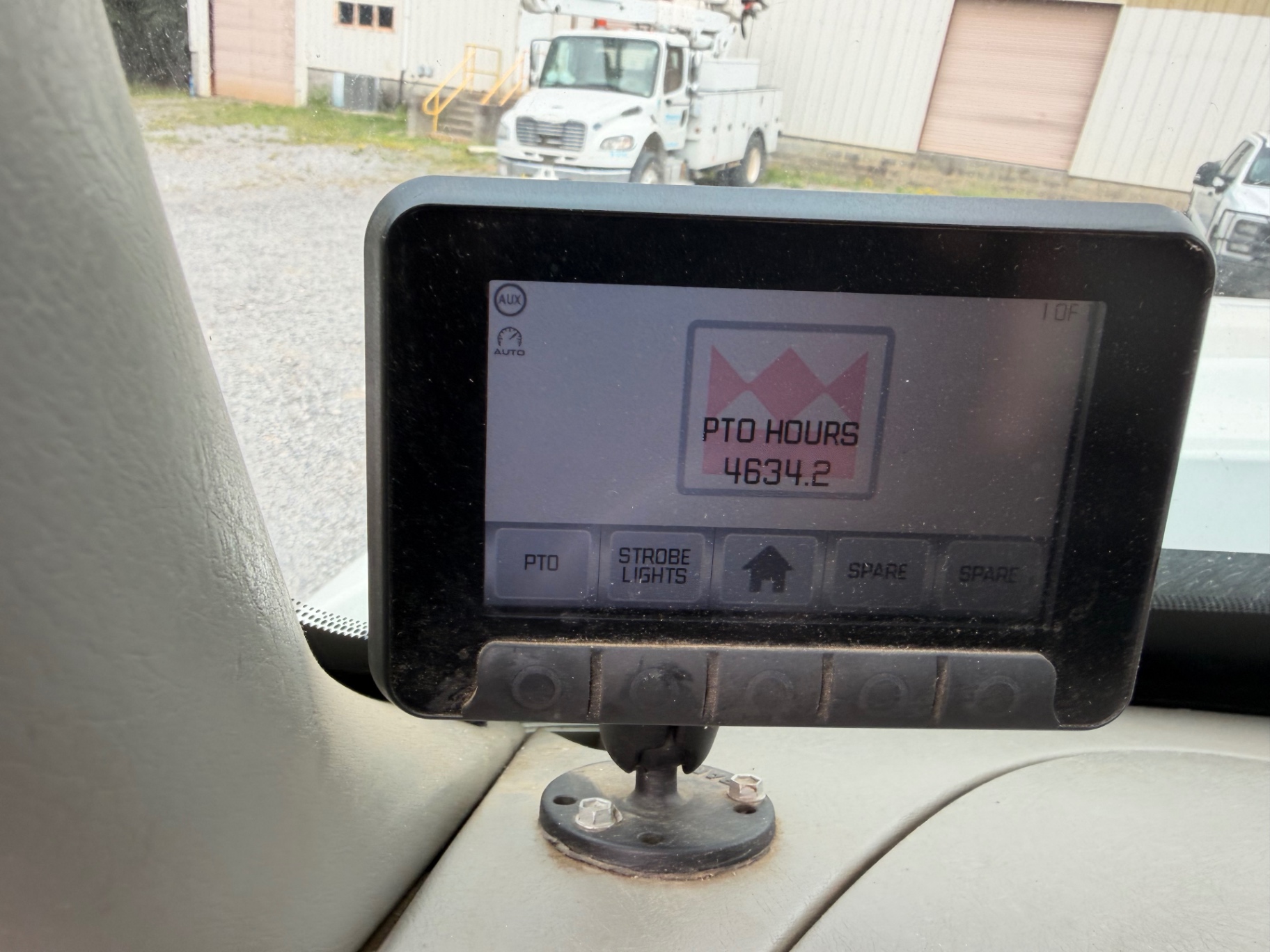 2019 International 7300 Terex bucket truck — IMG_3094.jpeg