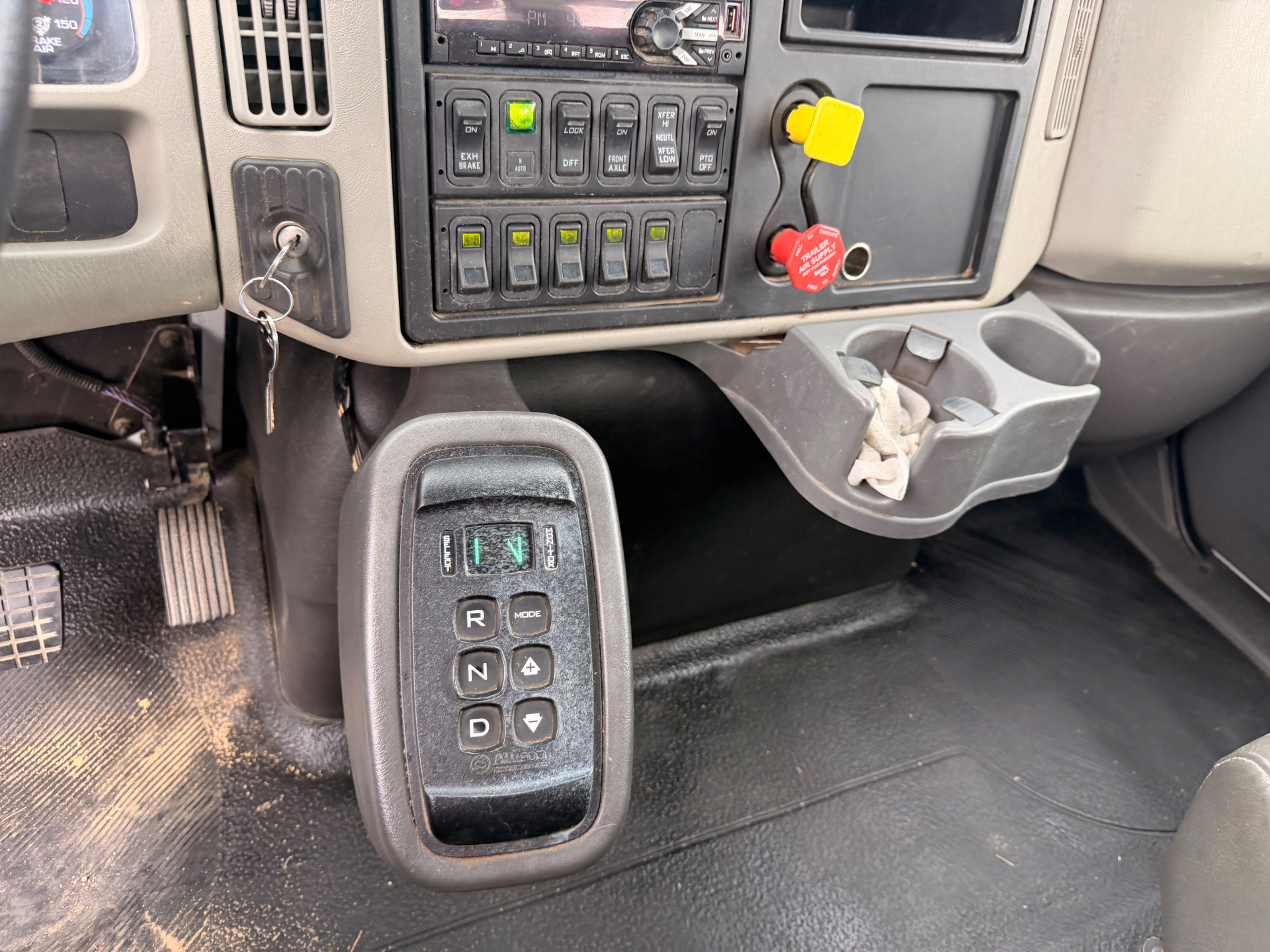 2019 International 7300 Terex bucket truck — IMG_3096.jpeg