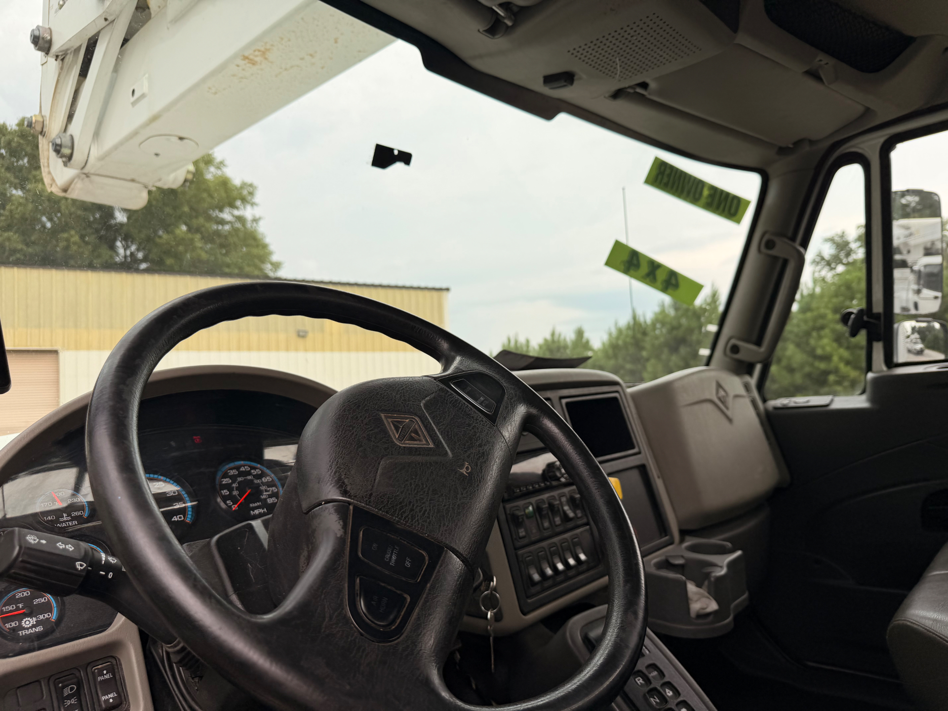 2019 International 7300 Terex bucket truck — IMG_3098.jpeg
