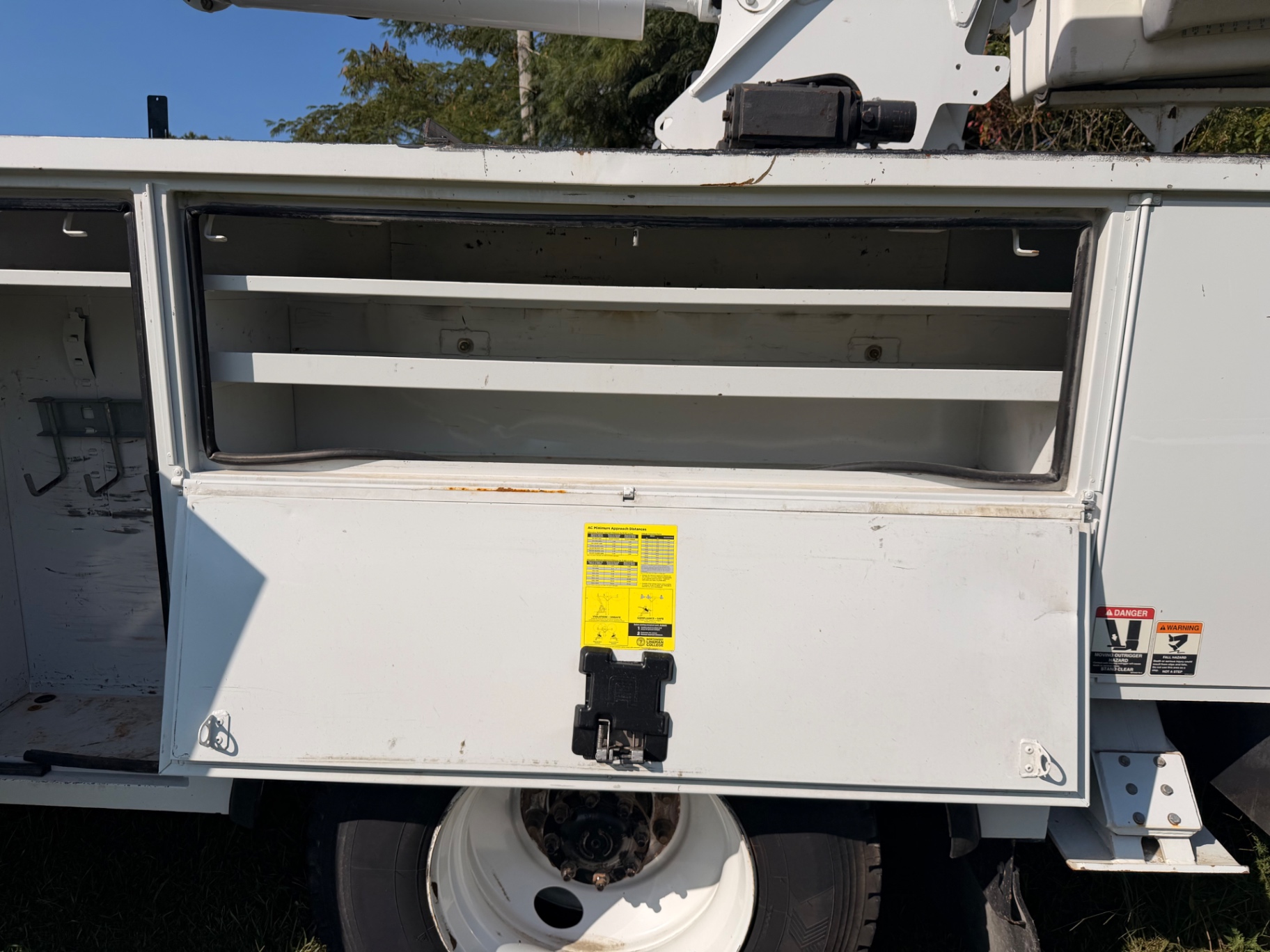 Exterior view with Altec boom extended