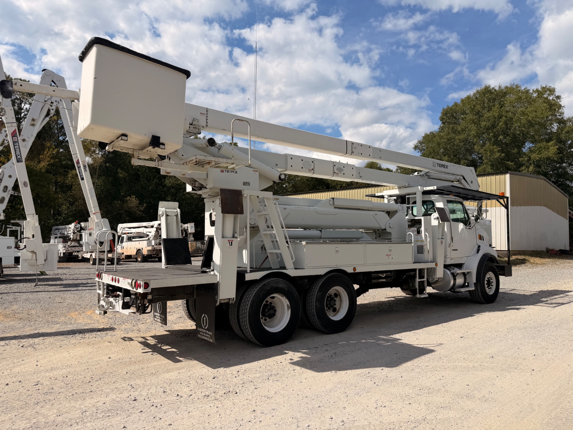 Rear-side view of work platform, bucket and boom