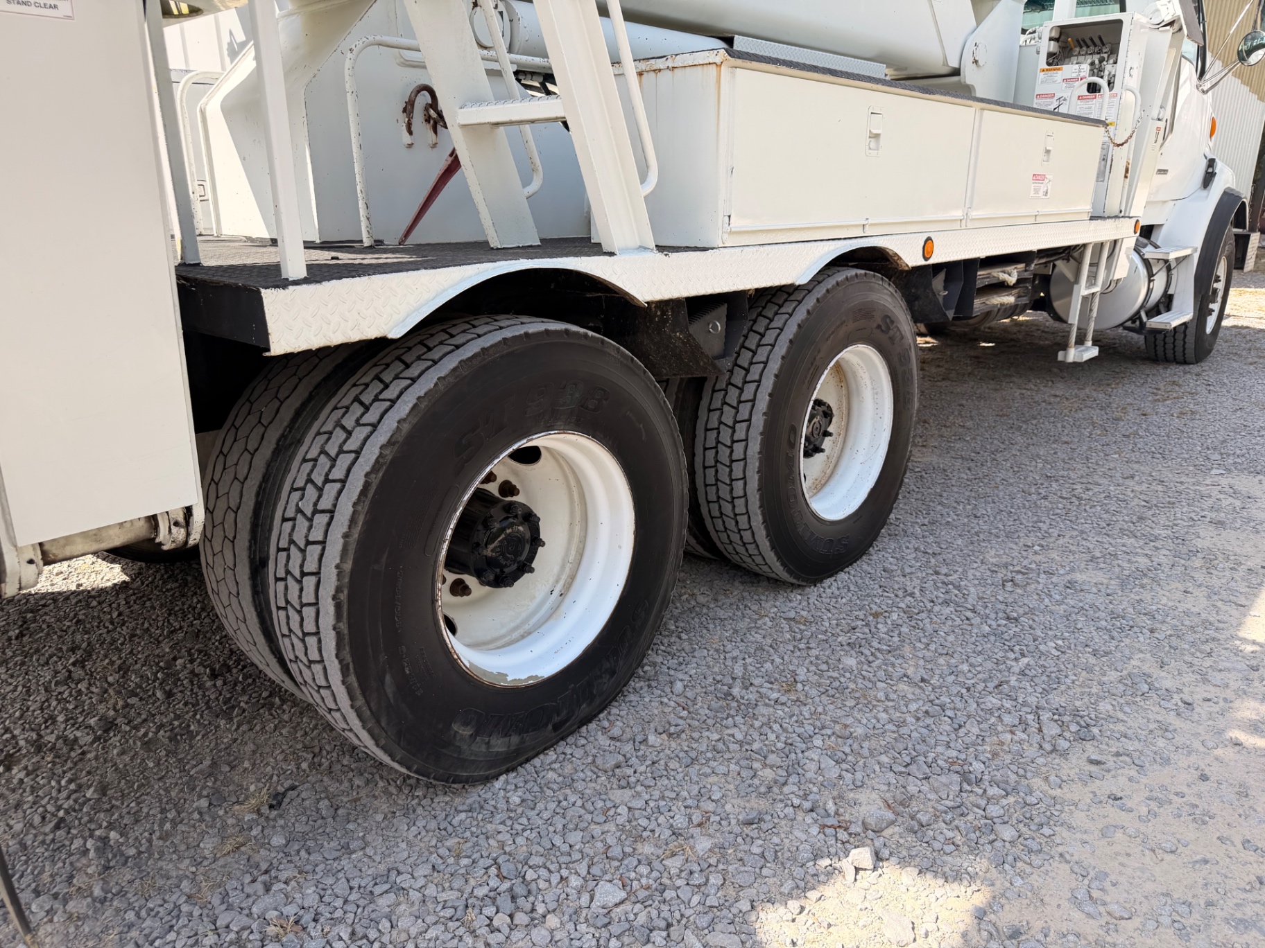 Tandem rear wheels and utility body