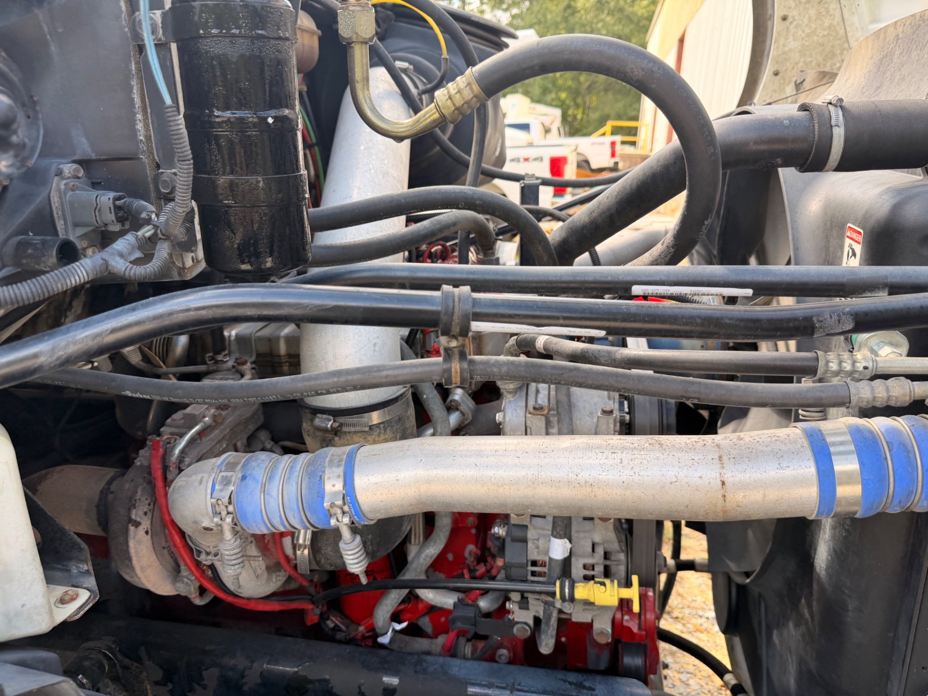Engine bay, charge-air piping and accessories